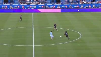 Video: El golazo de antología de Roger Espinoza tras error de Romell Quioto en la MLS