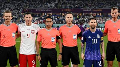 Said Martínez en el duelo entre Polonia y Messi.