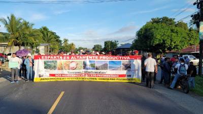 Pobladores de Esparta, Atlántida, obstaculizan la carretera CA-13.