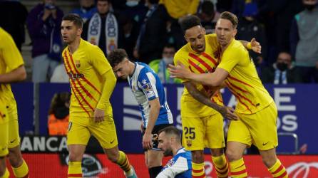 Luuk de Jong fue felicitado por sus compañeros tras anotar el 2-2 del Barcelona en campo del Espanyol.