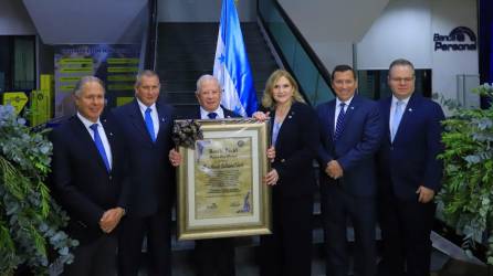 En el marco del Programa Cívico Permanente de Banpaís, desarrollado el 01 de septiembre en la torre Banpaís, se reconoció al señor Roger Valladares, Presidente de la Junta Directiva UTH, como abanderado 2023 en ocasión del Día de la Bandera Nacional de Honduras.