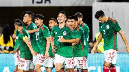 Chucky Lozano celebrando el gol que le dio la victoria al Tri ante Perú.