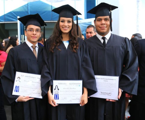 Unitec gradúa a 363 nuevos profesionales