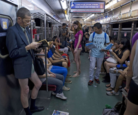Ciudades del mundo celebran el Día Sin Pantalones en el Metro
