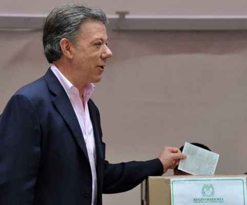 Abren los centros de votación para la segunda vuelta presidencial en Colombia