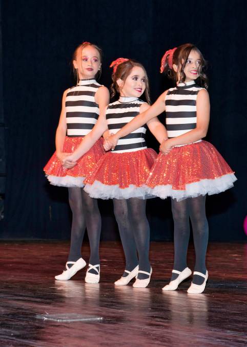 Alumnas de 2do grado Ballet durante su participación.