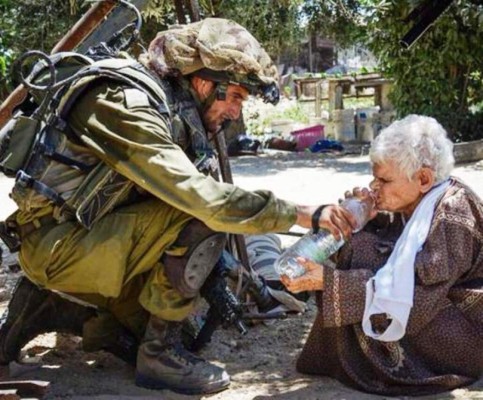 Soldado israelí da de beber agua a anciana y luego la mata