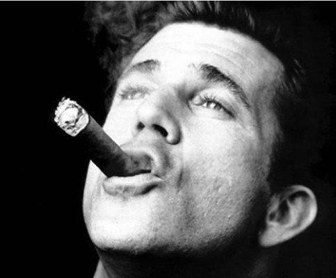 Schwarzenegger y Mel Gibson, fumadores de puros hondureños