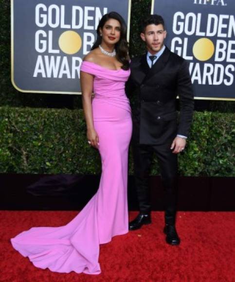 La actriz hindú Priyanka Chopra y su esposo, el cantante estadounidense Nick Jonas, llegaron a la alfombra roja poco después de celebrar su primer aniversario de casados.
