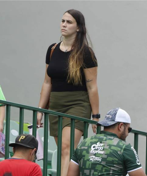 Al Yankel Rosenthal asistieron guapas chicas para el derbi sampedrano Marathón-Real España.