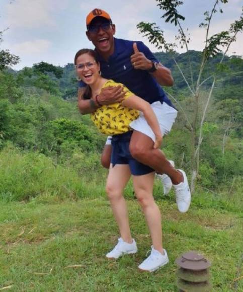 Carlo Costly: El experimentado delantero hondureño compartió en sus redes sociales que se trasladó a Guatemala en compañía de su adorada esposa.