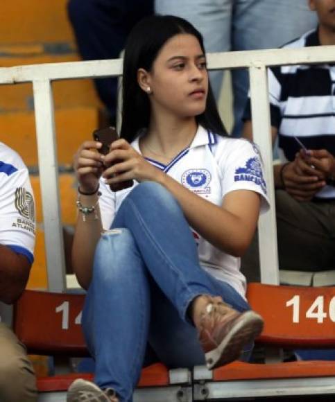 Aficionada del Olimpia en el estadio Nacional.