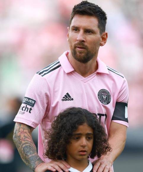 Un momento curioso se vivió previo al inicio del partido: El niño que salió con Messi estaba llorando. 