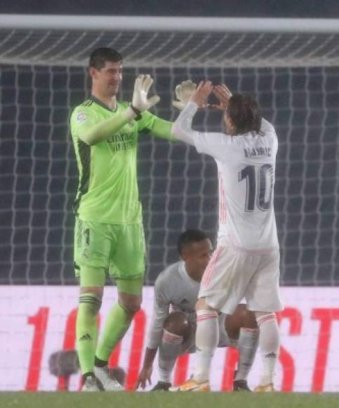 Courtois y Modric celebrando la victoria contra el Barcelona.