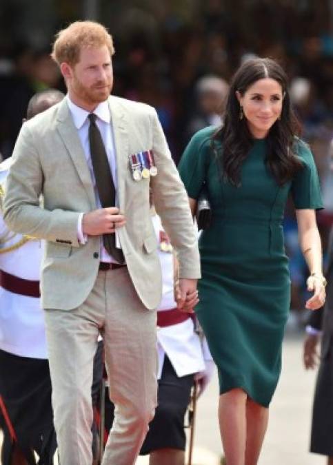 Mientras que Harry lució el mismo atuendo, Meghan llevaba en la ceremonia de despedida en Fiji, un vestido color verde esmeralda.