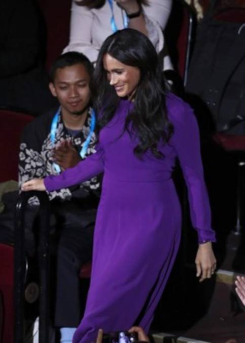 Britain's Meghan, Duchess of Sussex is welcomed on stage as she attends the One Young World Summit opening ceremony at the Royal Albert Hall on October 22, 2019. - The One Young World Summit is a global forum for young leaders, bringing together 2,000 young people from over 190 countries around the world to accelerate social impact. One Young Worlds mission is to create the next generation of more responsible and effective leadership. (Photo by Gareth Fuller / POOL / AFP)
