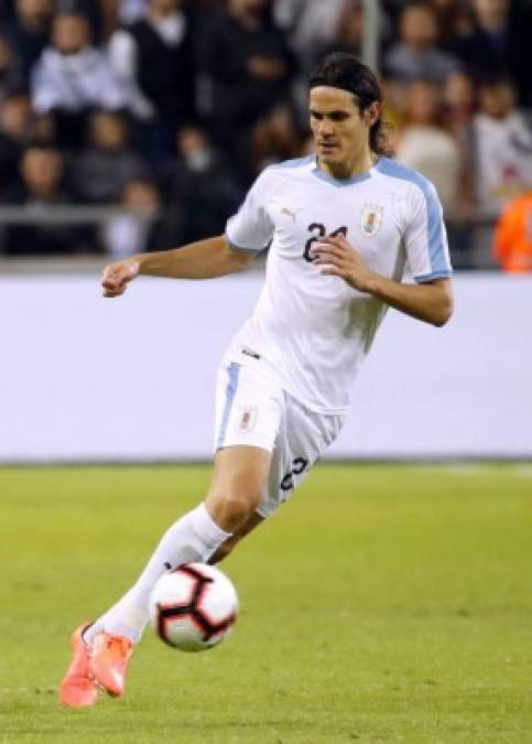 Uruguay's forward Edinson Cavani kicks the ball during the friendly football match between Argentina and Uruguay at the Bloomfield stadium in the Israeli coastal city of Tel Aviv on November 18, 2019. (Photo by Jack GUEZ / AFP)