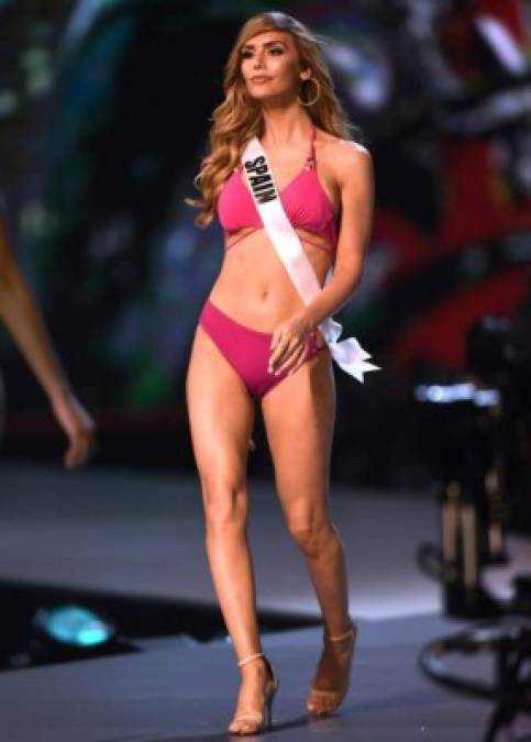 Para el desfile en bikini Miss España Ángela Ponce lució un bikini de dos piezas color rosa.