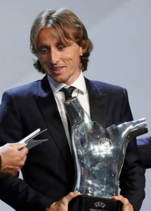 Luka Modric también conquistó el premio al Mejor Jugador del Año de la UEFA por delante de Cristiano Ronaldo y Mohamed Salah. Foto AFP