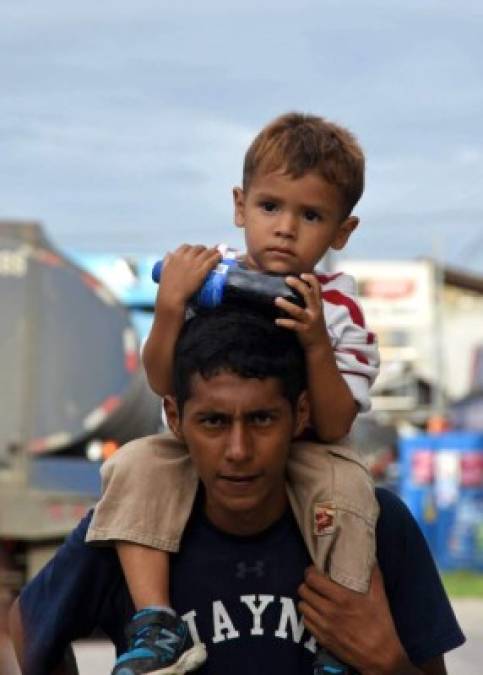 Vigilados por una fuerte presencia policial, pero sin incidentes, los migrantes salieron esta mañana de Chiquimula, después de que el sábado empezaran a pie esta travesía desde la ciudad de San Pedro Sula.