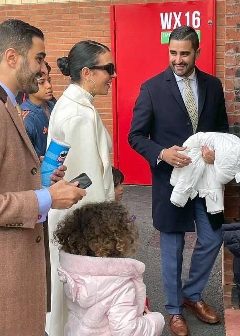 La siempre hermosa Georgina Rodríguez impactó a su llegada a Old Trafford para apoyar a Cristiano Ronaldo.