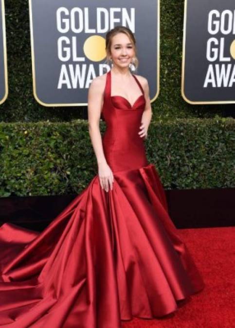 La actriz canadiense Holly Taylor de 21 años lució un vestido color rojo acaparando miradas y las cámaras a su paso.