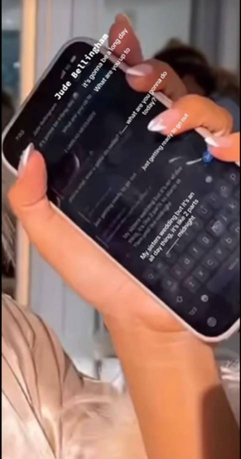 Una mirada más cercana a una captura de pantalla del video reveló los detalles de su conversación. Bellingham le envía un mensaje de texto: “Va a ser un día largo”, antes de preguntarle “¿Qué estás haciendo?”. Azra responde: “... ¿qué vas a hacer hoy?” antes de agregar, “preparándome para salir”. Luego entra en más detalles y explica: “La boda de mi hermana, pero es algo que dura todo el día, son como 2 partes...”