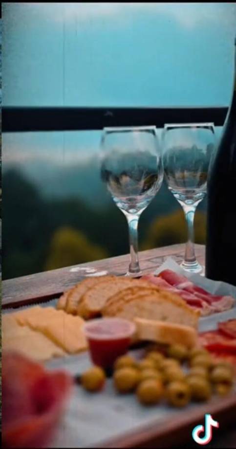 Esta era una de las fotografías insertadas al video, en donde, al parecer, compartió una comida romántica en las alturas de un mirador, donde se desconoce la ubicación. 
