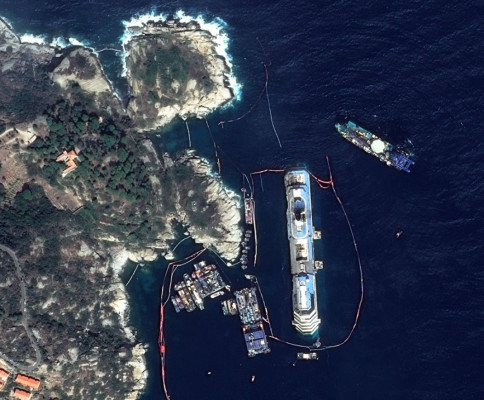 El Costa Concordia ya está enderezado y ¿ahora qué?