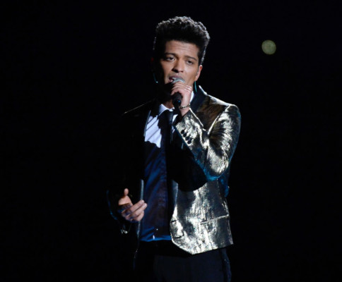 Espectáculo de Bruno Mars opacado por fuegos artificiales