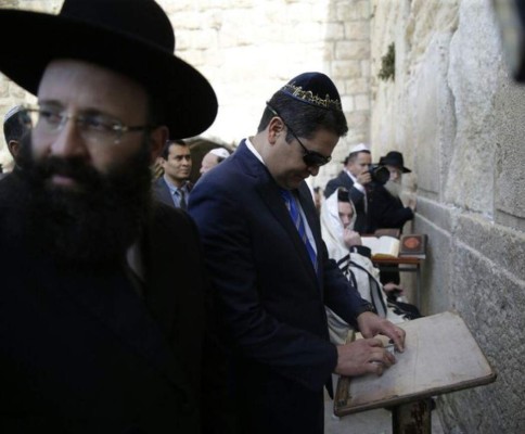 Juan Orlando Hernández ora por Honduras en el Muro de los Lamentos
