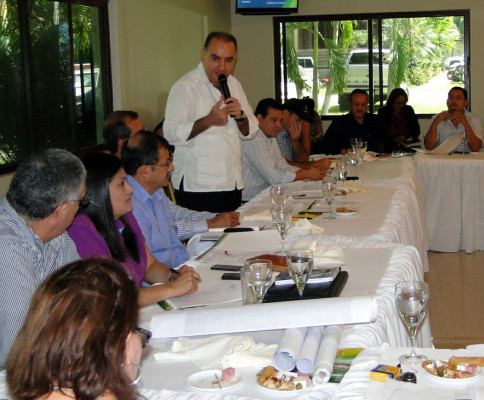 Alcaldes exigen a diputados legislar por obras en Yoro