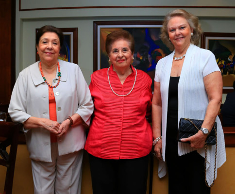 Araceli Downing es agasajada por su cumpleaños