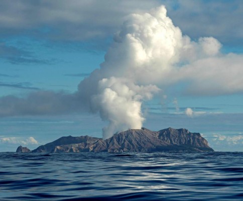 Erupción de volcán no deja sobrevivientes en isla de Nueva Zelanda