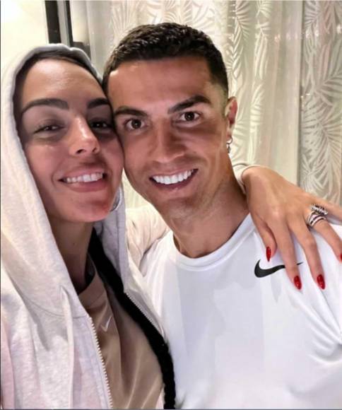 Los rumores de crisis entre Cristiano Ronaldo y Georgina Rodríguez siguen creciendo. Cada vez son más habituales las informaciones que aseguran que hay cierto distanciamiento en la pareja, y ahora salen a la luz los dos motivos que podrían haber desencadenado este mal momento entre ellos.