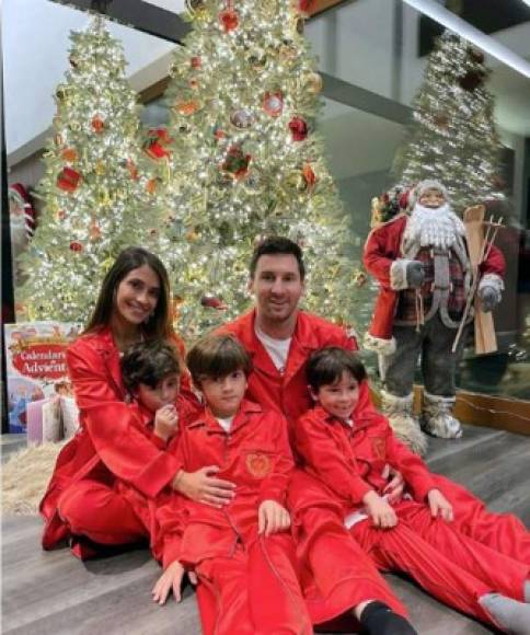 Lionel Messi dejó Barcelona y viajó a Argentina para pasar esta Navidad junto a su mujer Antonella Roccuzzo y sus hijos. 'Les deseamos una Navidad llena de amor y salud. Feliz Navidad', escribió la esposa del futbolista argentino.