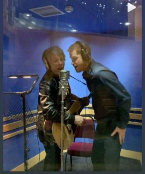 Un video teaser compartido en la cuenta de Instagram Sussex Royal, mostró a Harry en el micrófono con Bon Jovi mientras grababan el sencillo, originalmente interpretado por el artista para el documental de veteranos de guerra 'To Be of Service'.<br/>