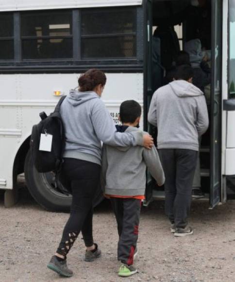 'Mi mamá está enferma y ya no nos puede cuidar. Está hospitalizada', dice la mayor, Heidi. 'Me siento feliz que voy a ver a mi papá. No me acuerdo de él. Se fue de Guatemala cuando yo acababa de nacer'.