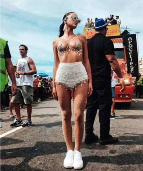 Con un minúsculo sujetador de pedrería que dejaba prácticamente todos sus pechos al aire, y con una minifalda ajustada con brillos blancos, Bruna Marquezine fue el objeto de todos los focos por las calles de Río de Janeiro.