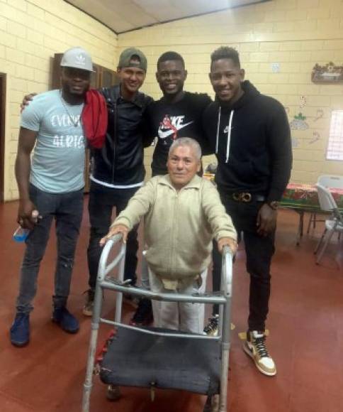 Romell Quioto fue acompañado por varios amigos para este actividad.