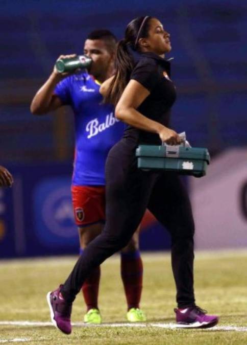 La linda doctora salió corriendo algunas veces hacia la cancha para atender a los jugadores.