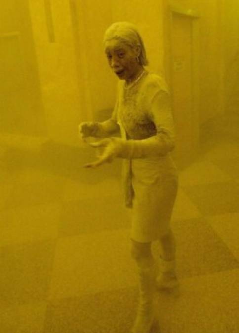 La icónica imagen de una mujer que escaba del World Trade Center cubierta de polvo el 11 de septiembre de 2001.
