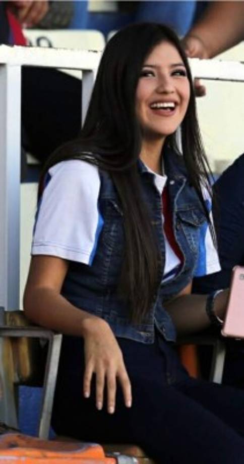 En las gradas del estadio Nacional no faltó la belleza.