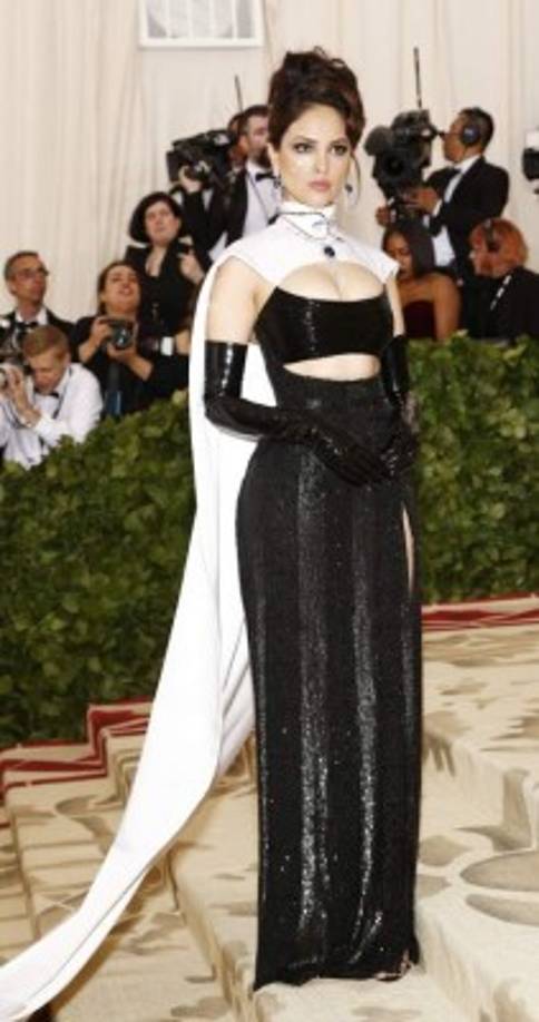 El vestido negro, con capa blanca, resaltó la figura de la actriz mexicana que complementó su atuendo con aretes y collar, así como una lágrima de pedrería en su maquillaje.