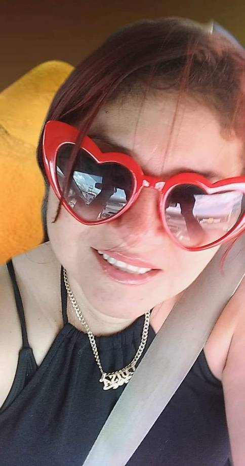 Cuando regresaba a su casa, un carro impactó en la parte trasera del suyo y la sacó del carril, causándole la muerte. 