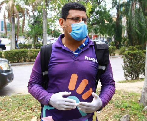 Es administrador, maestro y reparte comida por la noche