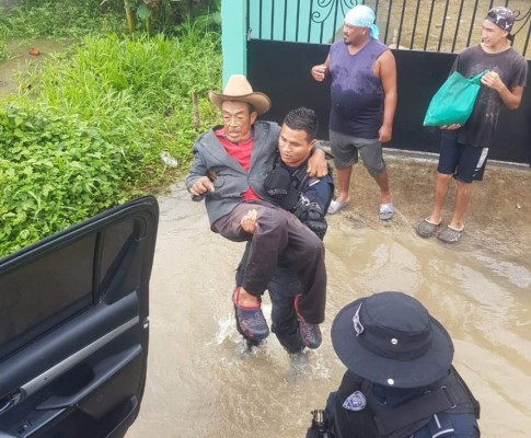 Evacuaciones a contrarreloj en Honduras por impacto de huracán ETA