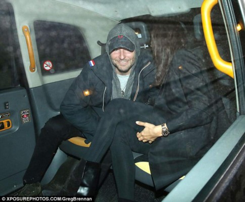 Bradley Cooper e Irina Shayk se 'comen” a besos durante su visita a Londres