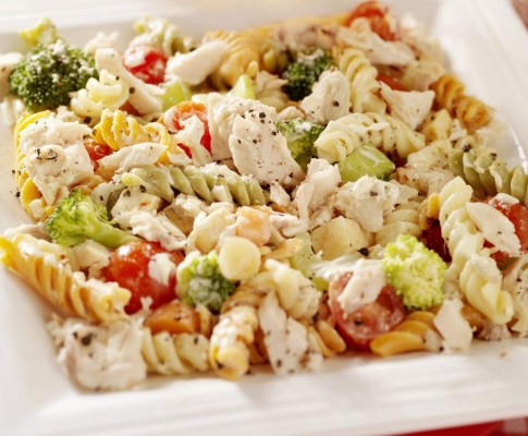 Cómo preparar una ensalada con pasta y vegetales