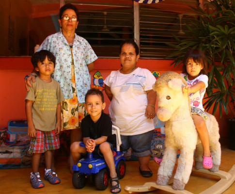 La niñera con más corazón que estatura de guardería sampedrana